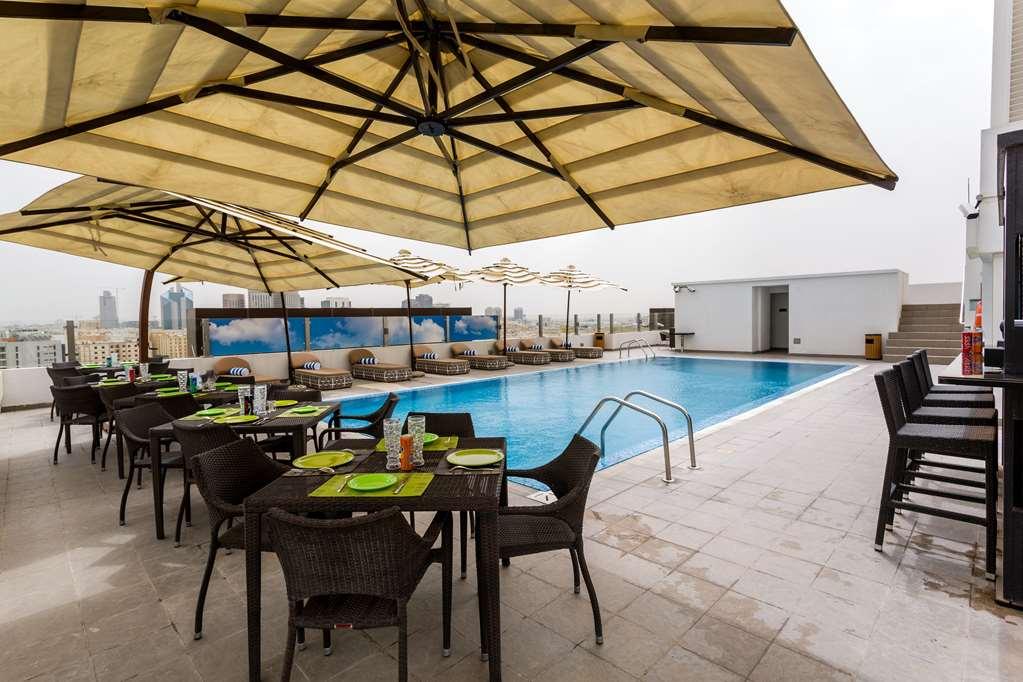 The Avenue Hotel Ad-Dauha Udogodnienia zdjęcie Rooftop pool at the hotel
